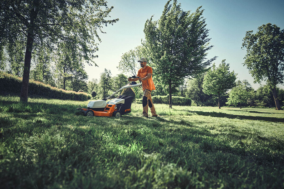 Dank einer Schnittbreite von 54 Zentimetern und dem serienmigen Vario-Antrieb, der es ermglicht, das Arbeitstempo an das jeweilige Gelnde anzupassen, geht mit dem STIHL RMA 756 V das Mhen groer Flchen leicht von der Hand.