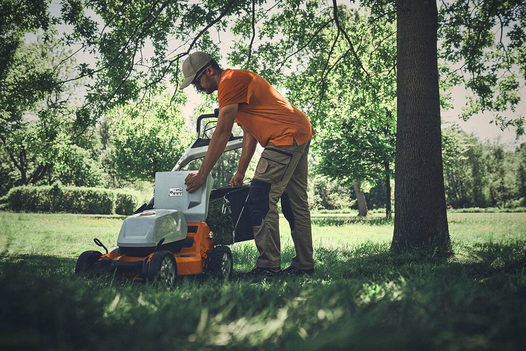 Der RMA 750 V verfgt ber eine Schnittbreite von 48 Zentimetern. Wie alle Modelle der 7er-Serie von STIHL ist er mit dem Komfortlenker mit nur einem Holm ausgestattet.
