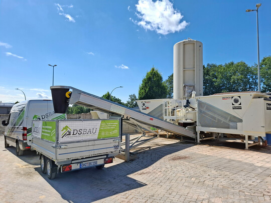Beim Baustoffhändler Dietrich in Hambergen bei Bremen kann diese Anlage des Typs fibo Collect in Aktion erlebt werden. Der Hersteller lädt Kunden aber auch gerne an seinen Firmensitz im dänischen Videbæk ein.
