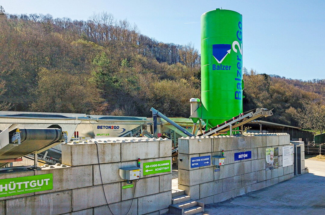 Mit der griffigen Marke Balzer2Go betreibt die Firmengruppe Balzer einen neuen Geschäftszweig. In der eigenen Betontankstelle wird Fertigbeton für die eigenen Baustellen sowie zur Vermarktung an Gewerbe- und Privatkunden hergestellt.