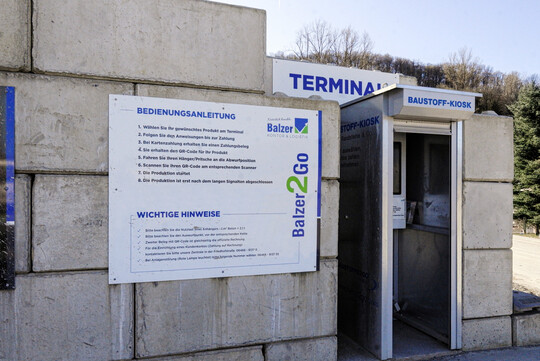 Gewerbe- und Privatkunden können ebenfalls an der Selbstbedienungs-Tankstelle die gewünschte Menge und Rezeptur an Frischbeton abholen. Der Bedienvorgang am Terminal ist so selbsterklärend wie bei einer Autowaschanlage.