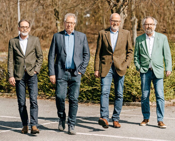 Gehen gemeinsam in Richtung Zukunft: die Geschftsfhrer der Fachverbnde Schleswig- Holstein und Hamburg. Von links: Achim Meierewert und Dr. Michael Marrett-Foen, der Prsident des FGL S.-H., Joachim Weitzel und der Vorsitzende des FGL HH, Ludger Plamann