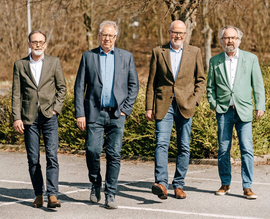 Gehen gemeinsam in Richtung Zukunft: die Geschäftsführer der Fachverbände Schleswig- Holstein und Hamburg. Von links: Achim Meierewert und Dr. Michael Marrett-Foßen, der Präsident des FGL S.-H., Joachim Weitzel und der Vorsitzende des FGL HH, Ludger Plaßmann