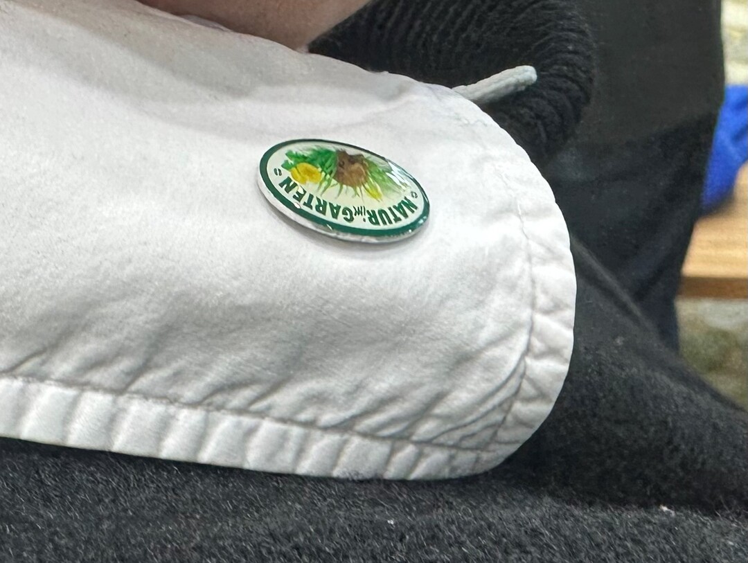 "Natur im Garten"-Logo am Kragen<br>