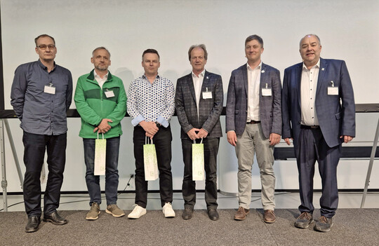 V. l.: Neu im Präsidium – Christian Boxberger (CityGrün GmbH, Wiedemar); bestätigt: Dieter Vogel (CGS Creativ Garten Sachsen, Großschirma, auch Mitglied BGL-Bildungsausschuss); neu im Präsidium: Sandro Gebler (Galand-Gebler, Haselbachtal); bestätigt: Uwe Reintrock (Baumschule GaLaBau Hohenstein-Ernstthal, auch BGL-Ausschuss Gartenschauen); VGL-Geschäftsführer Axel Keul, VGL-Präsident Andreas Wehle