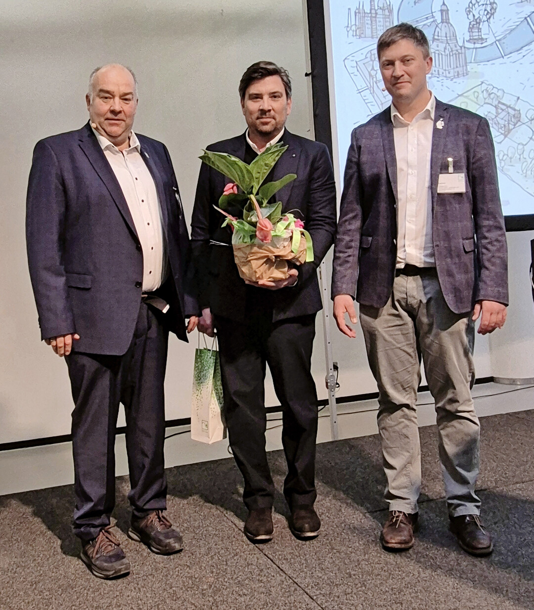 V. l. VGL-Prsident Andreas Wehle, Dresdens Gartenamtsleiter Dr. Sascha Dll, VGL-Geschftsfhrer Axel Keul