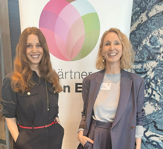Vortragsrednerin Kirstine Fratz (Sozialwissenschaftlerin und Zeitgeistforscherin) und GvE-Vorstndin Nicole Klattenhoff