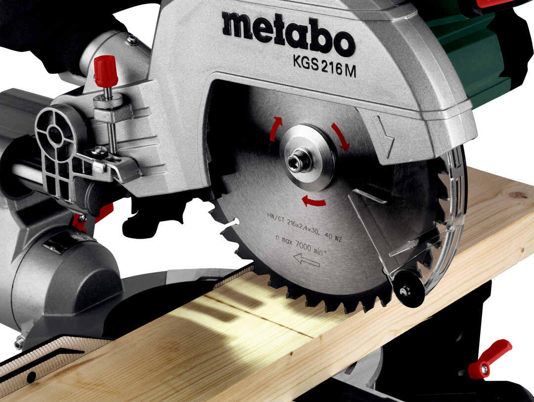 Die Precision Cut Line wirft eine exakte Schattenlinie auf das Material und ersetzt somit den Einlinienlaser. Der Schatten zeigt immer die Zahnbreite des Sgeblatts und somit die exakte Schnittlinie an. Auch bei einem anderen Sgeblatt ist keine Einstellung ntig und die Precision Cut Line kann beidseitig verwendet werden.