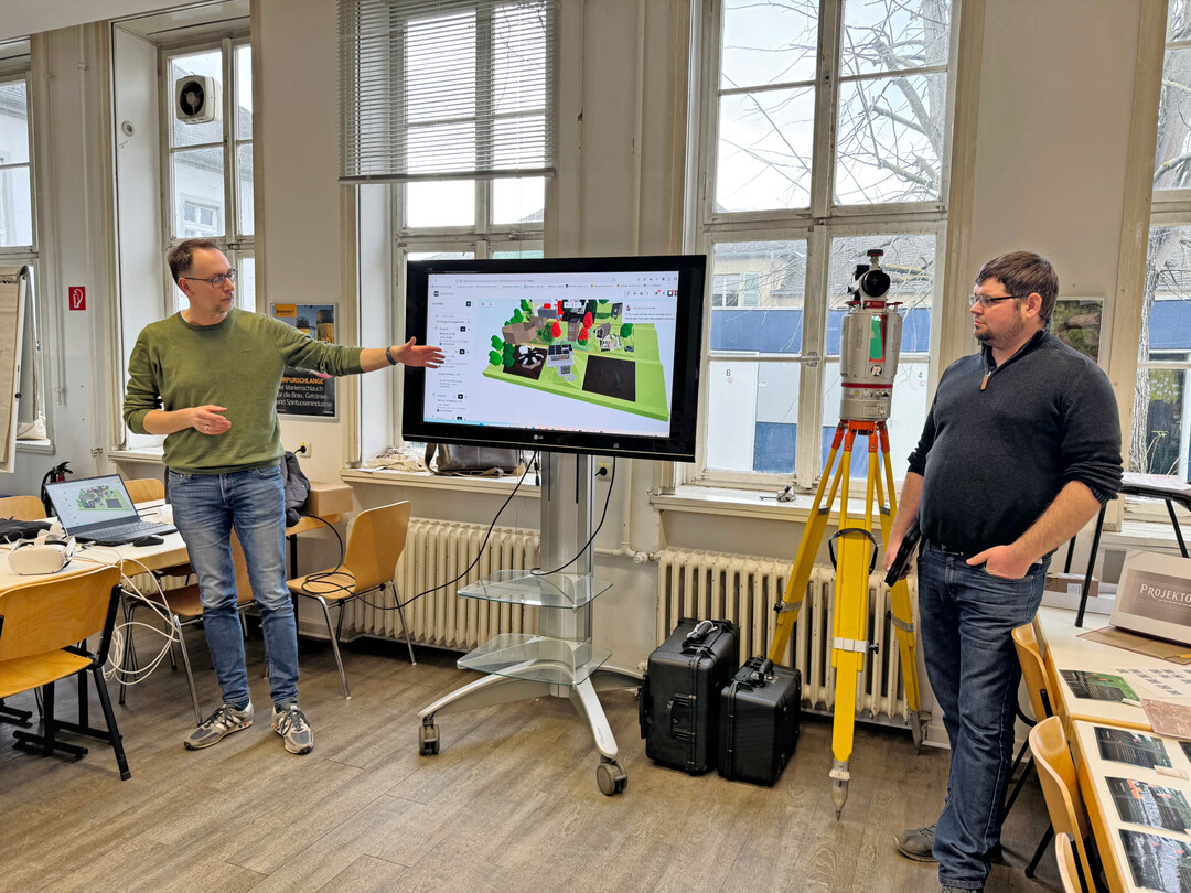 Vorstellung eines Common Data Environment (CDE) fr die Darstellung von grafischen und semantischen Informationen, bei der gleichzeitig die Studierenden untereinander
und mit den Dozierenden kommunizieren knnen (Alexander Peters und Simon-Johannes Stein)