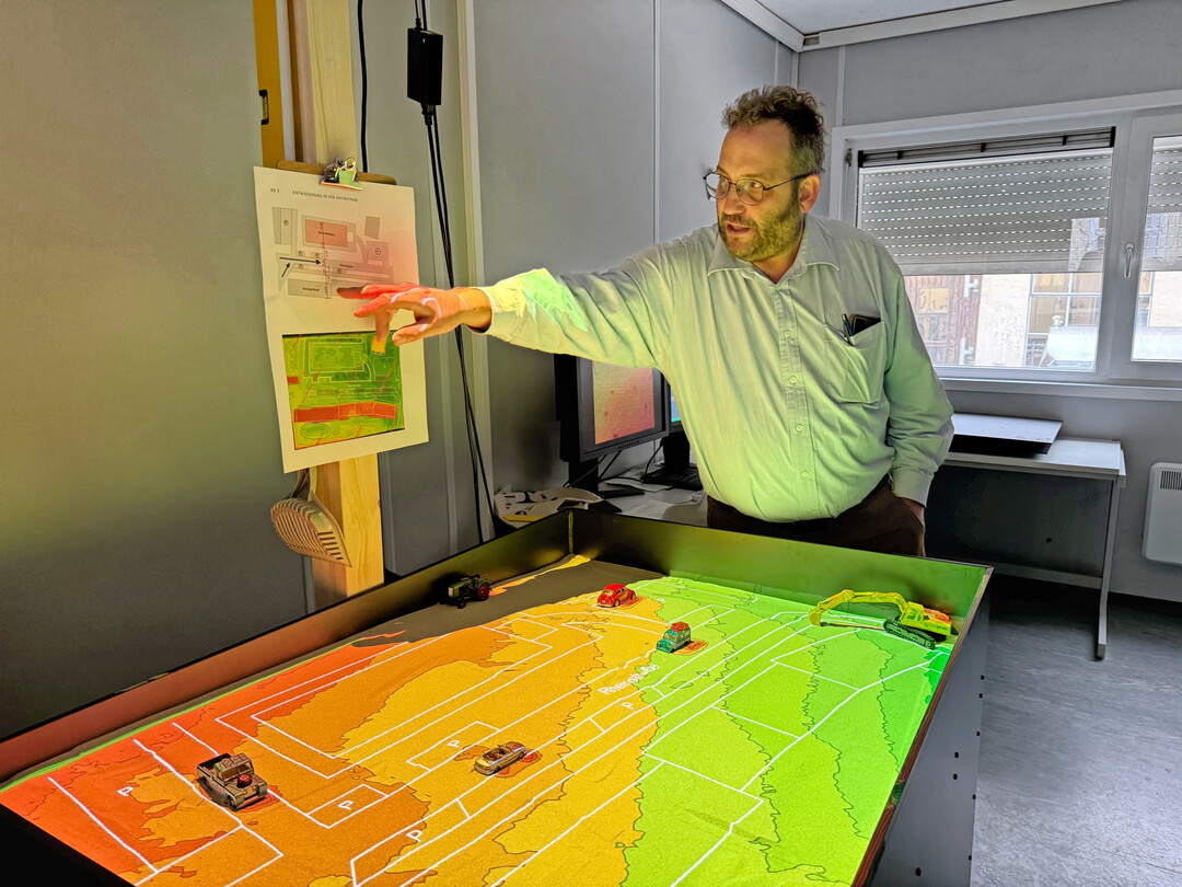 Prof. Dr. Andreas Thon zeigt die Anwendung einer Augmented-Reality-Sandbox (AR) fr die Ausbildung in der Lehre.