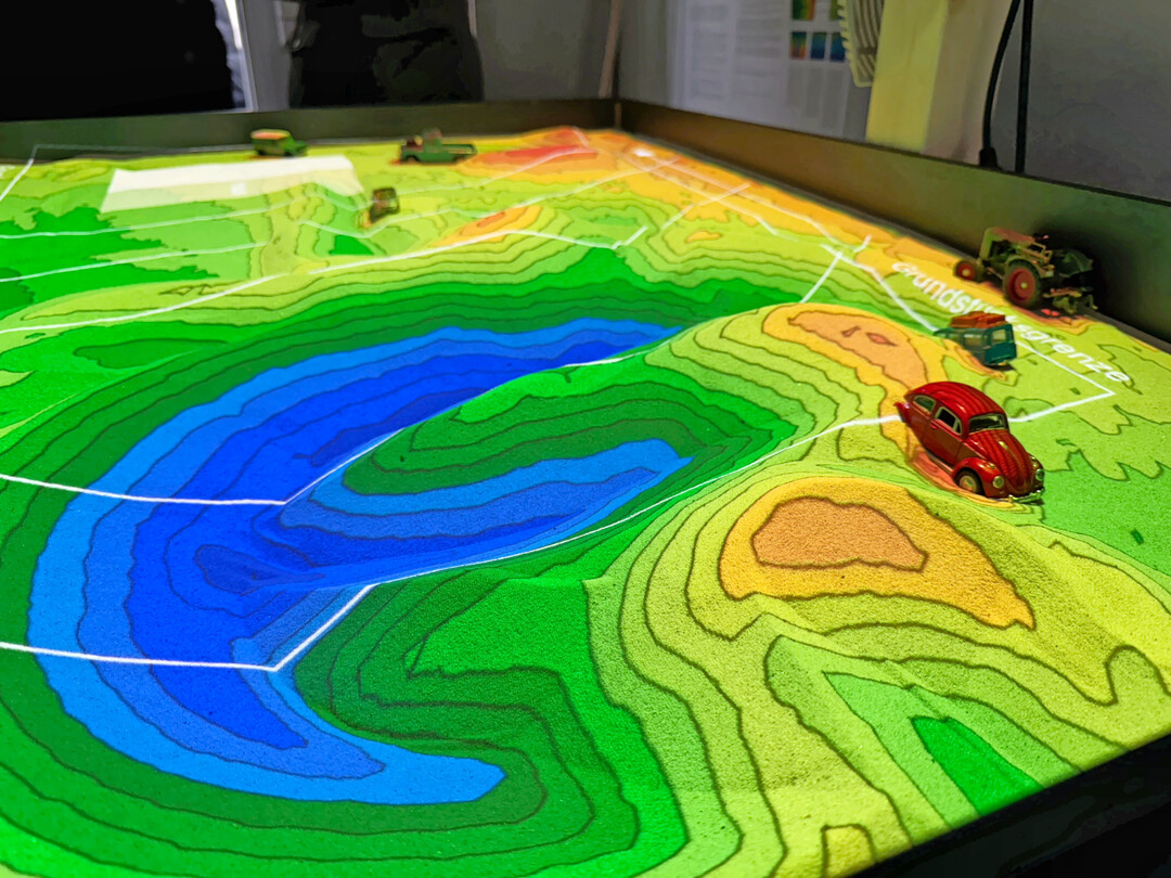 Mit der AR-Sandbox knnen 2D Plne in 3D dargestellt werden und mittels Starkregensimulation auf berflutungsgefahren hin berprft werden.