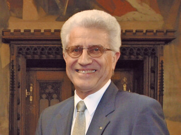 Prof. Arno Sighart Schmid (hier bei der Verleihung der bdla-Ehrenmitgliedschaft am 18. Mrz 2004 in Erfurt)