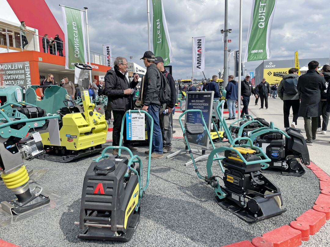Handgefhrte Verdichter werden elektrisch. Das konnte man bei Ammann und Bomag sowie bei Wacker Neuson und Weber MT sehen.