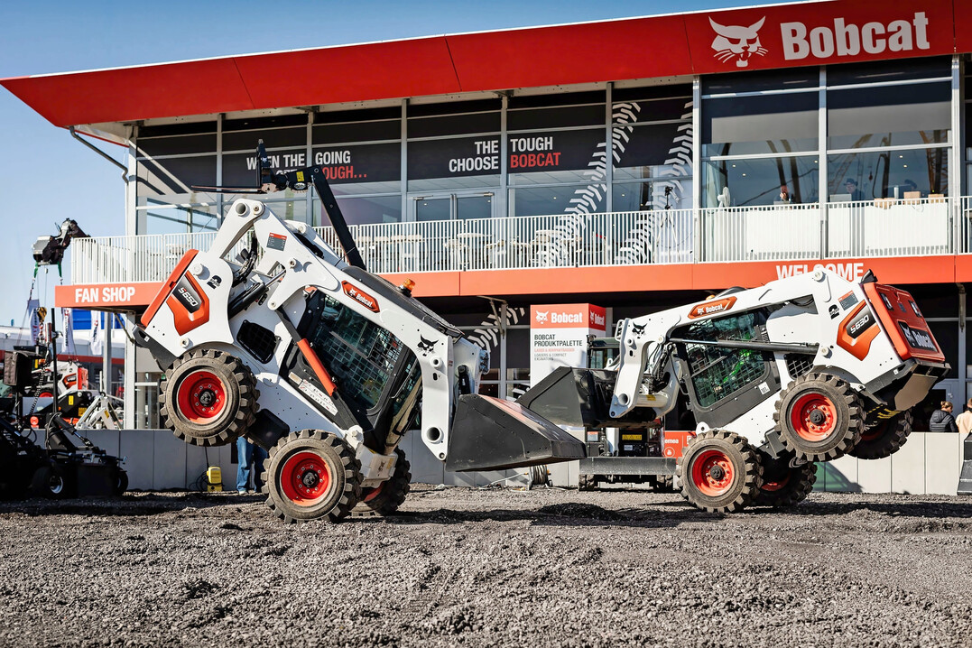 An zahlreichen Messestnden im Auenbereich der Bauma kamen die Besucher bei athletisch inszenierten Maschinenshows auf ihre Kosten.