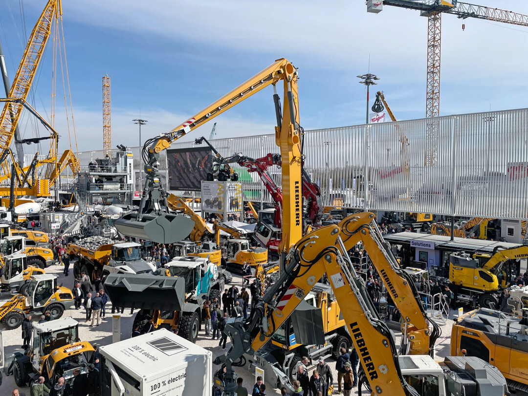 Einen riesigen Messestand hatte wie immer Liebherr. Der Hersteller erhielt einen Innovationspreis fr einen autonom fahrenden Radlader.