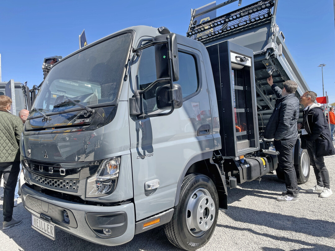 Auf einem Fuso-Fahrgestell zeigte Meiller einen Dreiseitenkipper Trigenius D205 mit einem Gerteraum hinter der Fahrerkabine.