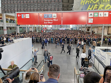 Sonniges Aprilwetter und dichtes Gedrnge herrschten am Messeeingang, als die ersten Besucher zur Bauma 2025 nach Mnchen kamen.