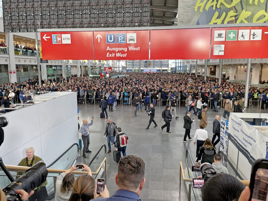 Sonniges Aprilwetter und dichtes Gedrnge herrschten am Messeeingang, als die ersten Besucher zur Bauma 2025 nach Mnchen kamen.