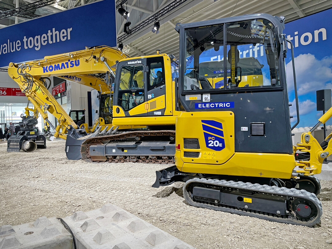 Auch die Halle von Komatsu war belebt von elektrischen Baumaschinen. Gerade kompakte Modelle haben eine Chance am Markt.