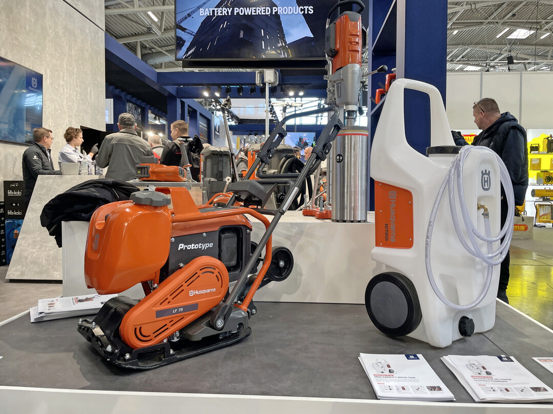 Auch Husqvarna Construction zeigte Neues, etwa den Prototyp einer neuen Rttelplatte und den akkubetriebenen 60-l-Wassertank.