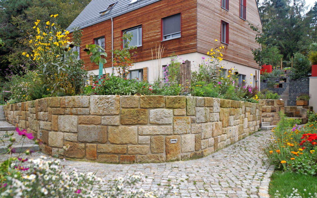 Wechselmauerwerk in einem Privatgarten