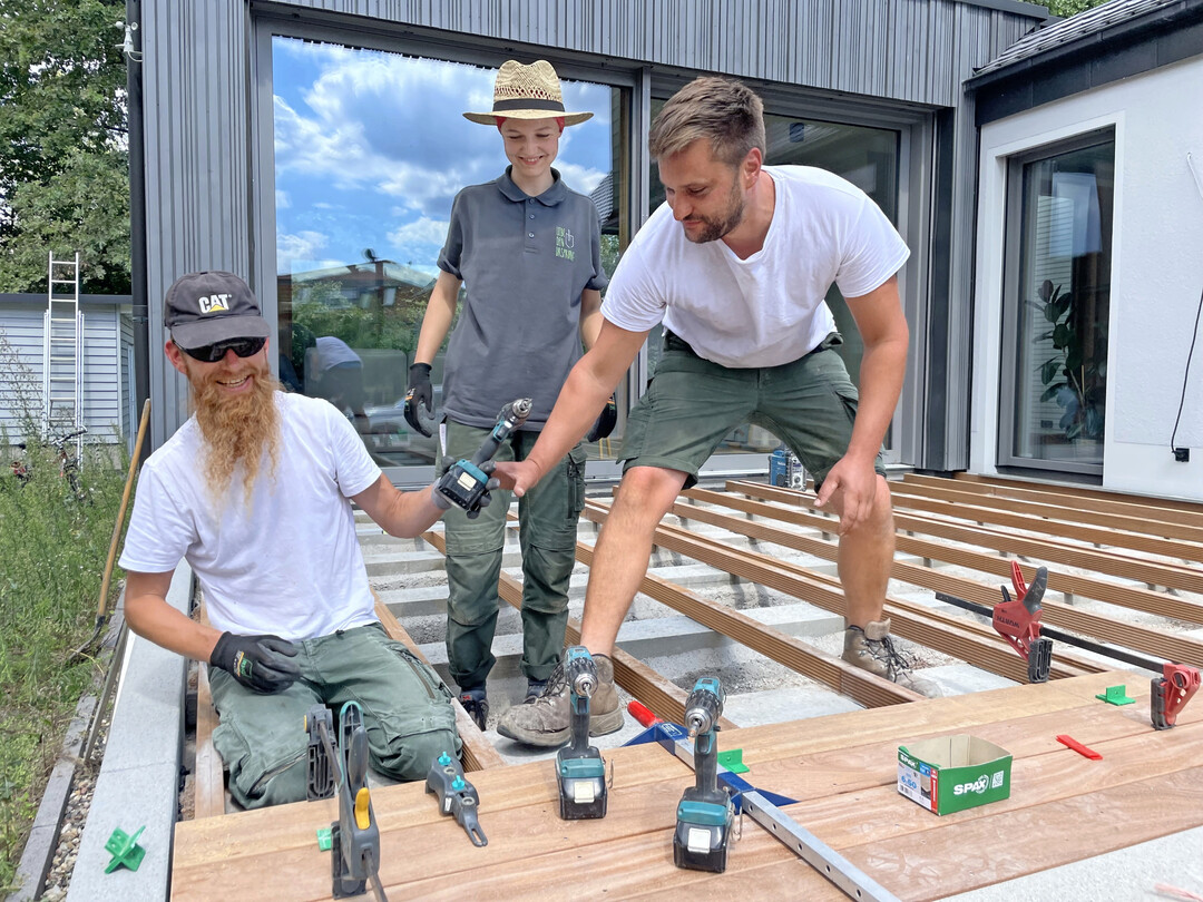 Kleines Team mit guter Laune, Bert, Marie und Paul rocken die Baustelle.