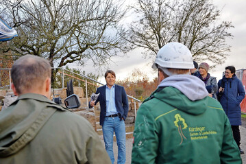 Erfolgreicher Start: Prof. Thomas Zumbrunnen weiht das mit BIM verwirklichte Grne Klassenzimmer im Garten der Hochschule Weihenstephan-Triesdorf ein.