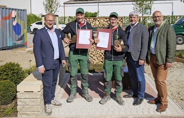 Moritz Fahn, Vizeprsident des VGL Bayern, Felix Stark und Paul Mller, Auszubildende bei John Garten-, Landschafts- und Sportplatzbau und Sieger des Bayern Cups 2025, Sandro Bauer, Erster Brgermeister von Furth im Wald und stellvertretender Landrat des Landkreises Cham, sowie Prof. Rudolf Klingshirn, Direktor des VGL Bayern