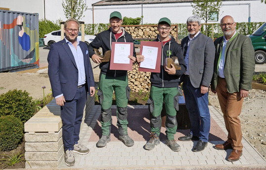 Moritz Fahn, Vizepräsident des VGL Bayern, Felix Stark und Paul Müller, Auszubildende bei John Garten-, Landschafts- und Sportplatzbau und Sieger des Bayern Cups 2025, Sandro Bauer, Erster Bürgermeister von Furth im Wald und stellvertretender Landrat des Landkreises Cham, sowie Prof. Rudolf Klingshirn, Direktor des VGL Bayern