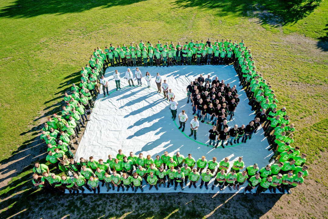 Alle Teams zusammen mit dem Organisationsteam und der Jury
