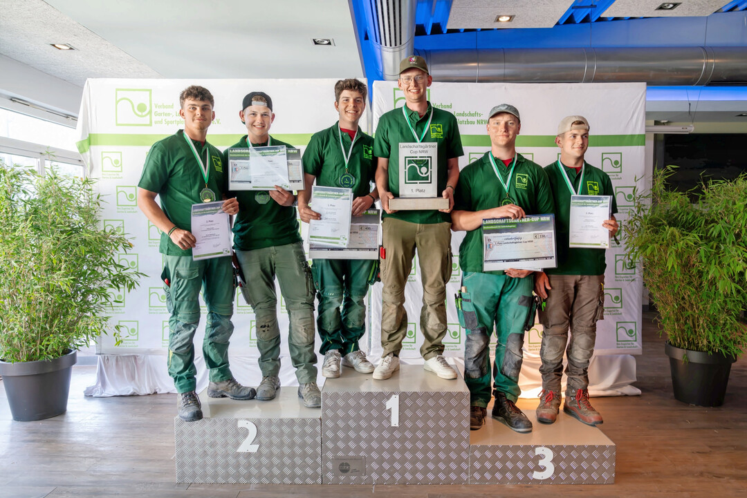Die sechs besten Auszubildenden des Landschaftsgrtner-Cups NRW 2025 v.l.n.r.: Danny Krahn und Henry Mehlmann (Platz 2), Jos van Schyndel und Josef van den Berg, Luca Burghof und Mattes Eichner (Platz 3)