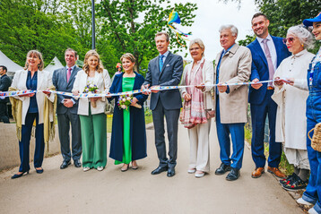 Groherzog Henri (m.) und Groherzogin Maria Teresa (4.v.l.) erffneten die Gartenschau LUGA in Luxembourg.