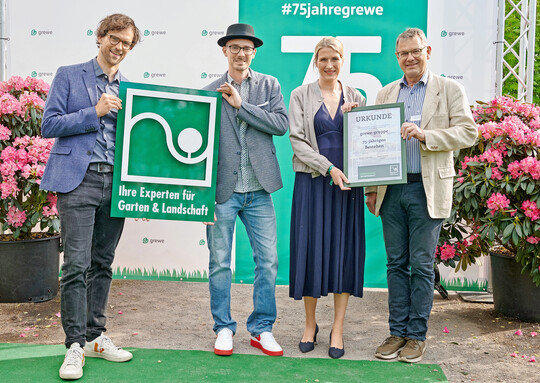Dr. Reinhard Schrader (re.) und Patrick Büch (li.) vom Verband Garten-, Landschafts- und Sportplatzbau Niedersachsen-Bremen gratulierten und überreichten eine Urkunde sowie das Verbandslogo an Julia Grewe-Schwardt und Henning Schwardt.
