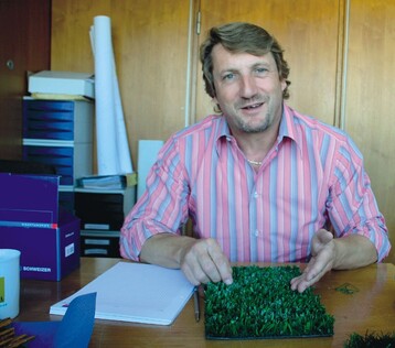 Kurt Seegmller ist Technischer Geschftsfhrer von Becker Sportanlagen, Taunusstein. Die Firma saniert Sportsttten weltweit (siehe DEGA 43/2006, Seite 14/15).