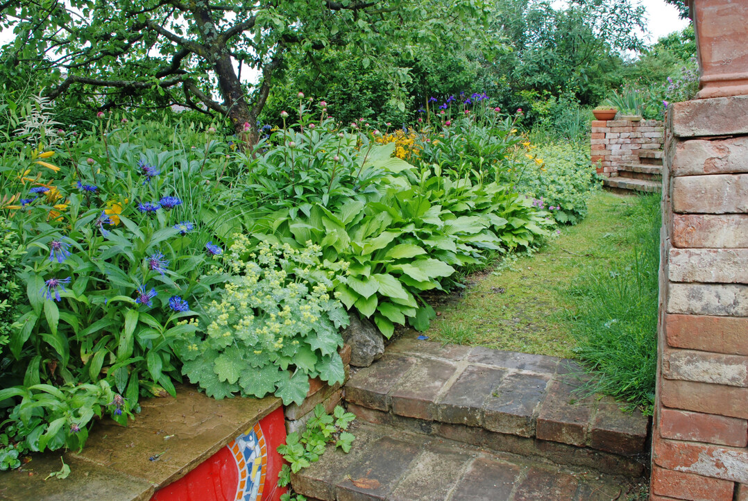 Unbefestigte Gartenwege sind pflegeleicht, wenn die Vernderung der Flche im Laufe des Jahres in Kauf genommen wird und die angestrebte Nutzung nicht beeintrchtigt ist.