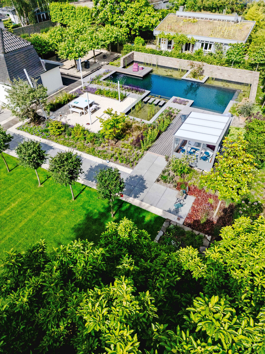 Gerade Linien und robotergepflegter Rasen dominieren zeitgenssische Gartenprojekte, hier ein Swimming Pond der Firma Weber.