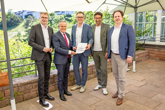 V. l.: Regionaldirektor Dr. Alexander Lahl (Region Stuttgart), Stuttgarts Oberbürgermeister Dr. Frank Nopper, Matthias Klopfer (OB Esslingen) sowie Dr. Matthias Knecht (OB Ludwigsburg, r.) überreichten Dr. Achim Schloemer (M.) von der Deutschen Bundesgartenschau-Gesellschaft auf dem Killesberg die Absichtserklärung.