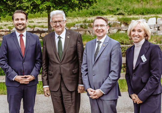 Zur Eröffnung kam auch der Ministerpräsident: Winfried Kretschmann mit Freudenstadts OB Adrian Sonder (li.), Michael Ruf (re., Bürgermeister von Baiersbronn) und Gartenschau-Chefin Cornelia Möhrlen.