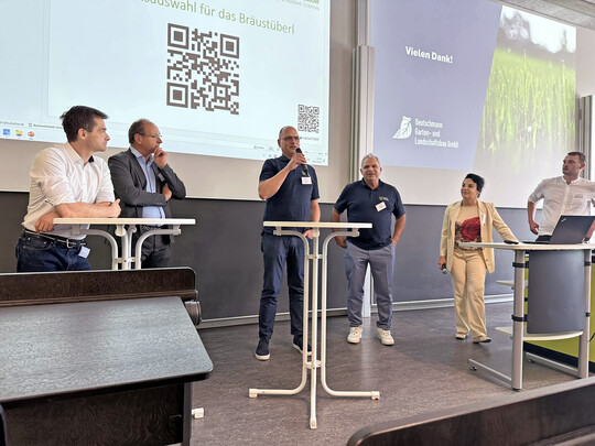 In der abschlieenden Diskussionsrunde vertieften die Referenten (hier zusammen mit Moderatorin Prof. Dr. Cristina Lenz) noch einmal die Themen der Landschaftsbautagung 2025 in Freising.