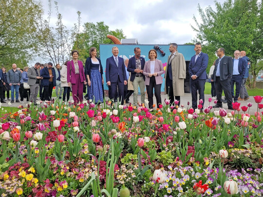 Prominenz zur Eröffnung: Landeshauptmann Thomas Stelzer (8. v. l.), LGS-Geschäftsführerin Andrea Berghammer (links daneben), Gartenexperte Karl Ploberger (rechts daneben), Agrar-Landesrätin Michaela Langer-Weninger (6. v. l.) und LGS-Aufsichtsratsvorsitzender Paul Königsberger (4. v. l.).