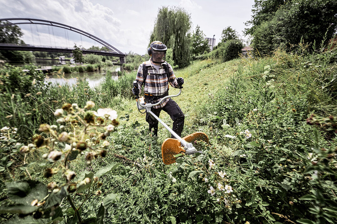Der leistungsstarke Akku-Freischneider FSA 250 mit Zweihandgriff ist dank seines geringen Gewichts und der hervorragenden Balance ideal f�r das M�hen auch von hohem Gras und Gestr�pp insbesondere in l�rmsensibler Umgebung und im unwegsamen Gel�nde geeignet.