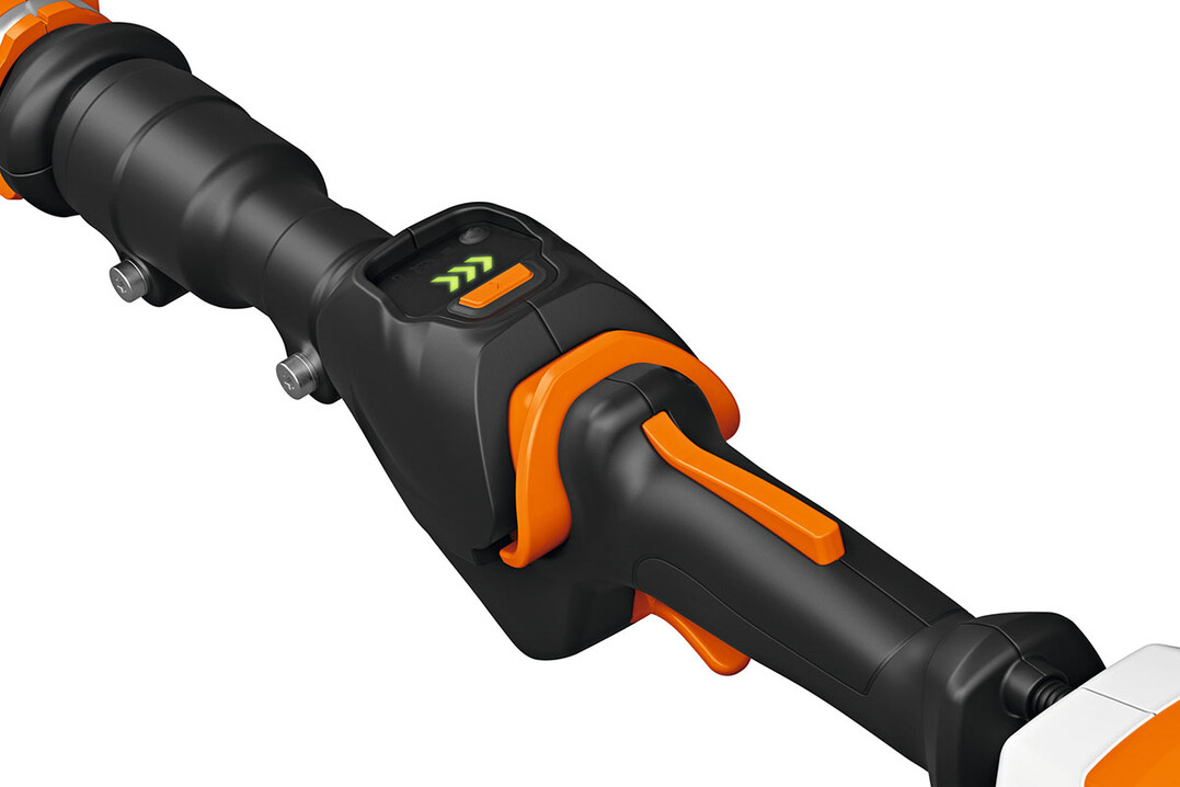 F�r exzellente Schnittleistung bei optimaler Energie-Effizienz l�sst sich beim STIHL HLA 150 B die maximale Messerhubzahl am ergonomisch geformten Bediengriff in drei Stufen an den jeweiligen Bedarf anpassen und zus�tzlich stufenlos �ber den Gashebel regulieren. Das zugeh�rige LED-Display zeigt dabei an, in welchem Modus der Heckenschneider arbeitet.
