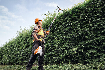 Der STIHL HLA 150 B ist der leistungsst�rkste Akku-Heckenschneider im STIHL Sortiment. Mit seiner gro�en Reichweite von �ber vier Metern erm�glicht das perfekt ausbalancierte Ger�t die effiziente Pflege hochgewachsener Hecken sauber und effizient vom Boden aus.