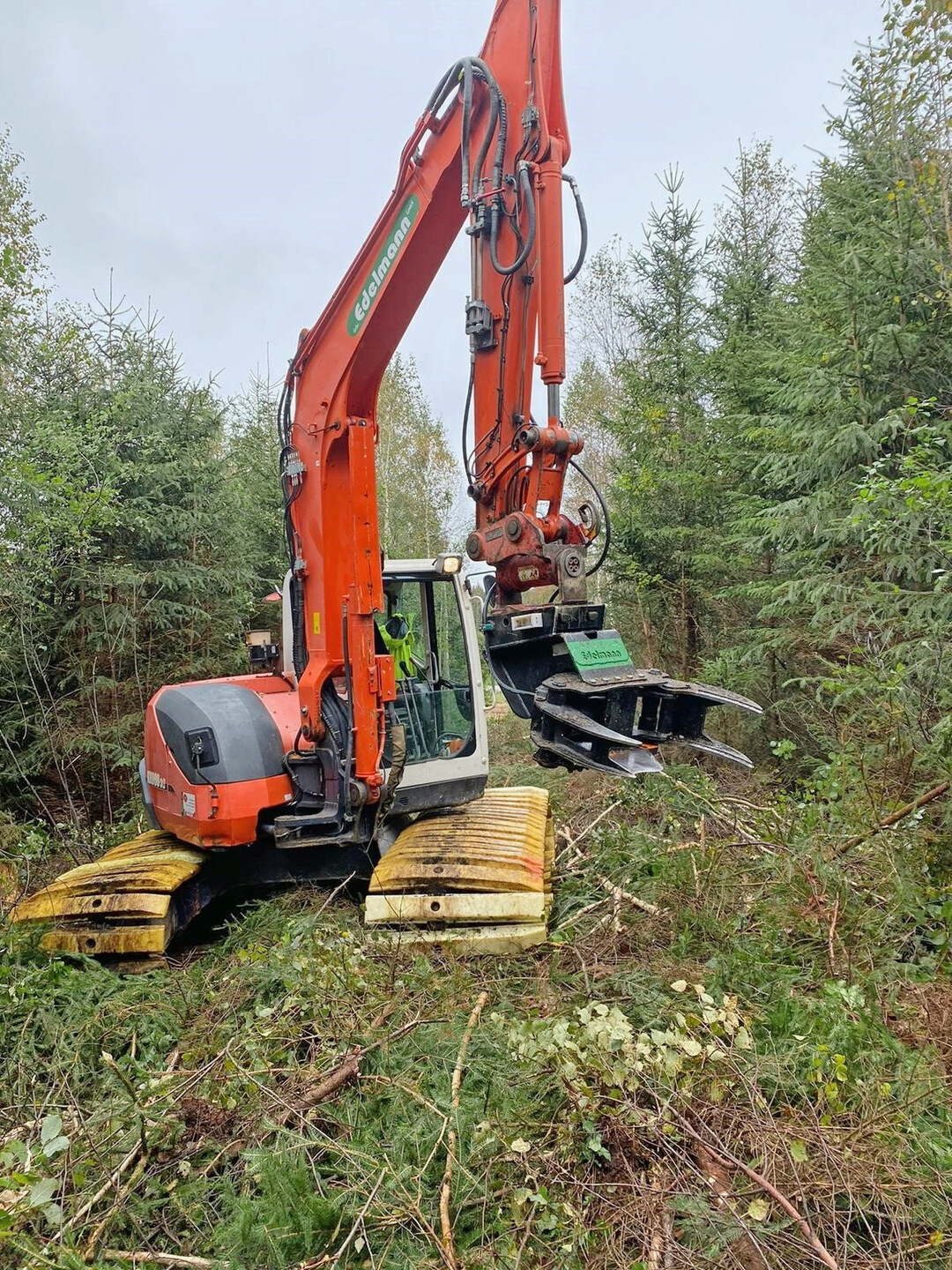 Fr die Arbeit im Moor arbeitet der Bagger mit Grundketten und Kunststoffplatten, um den empfindlichen Boden zu schonen und nicht einzusinken.