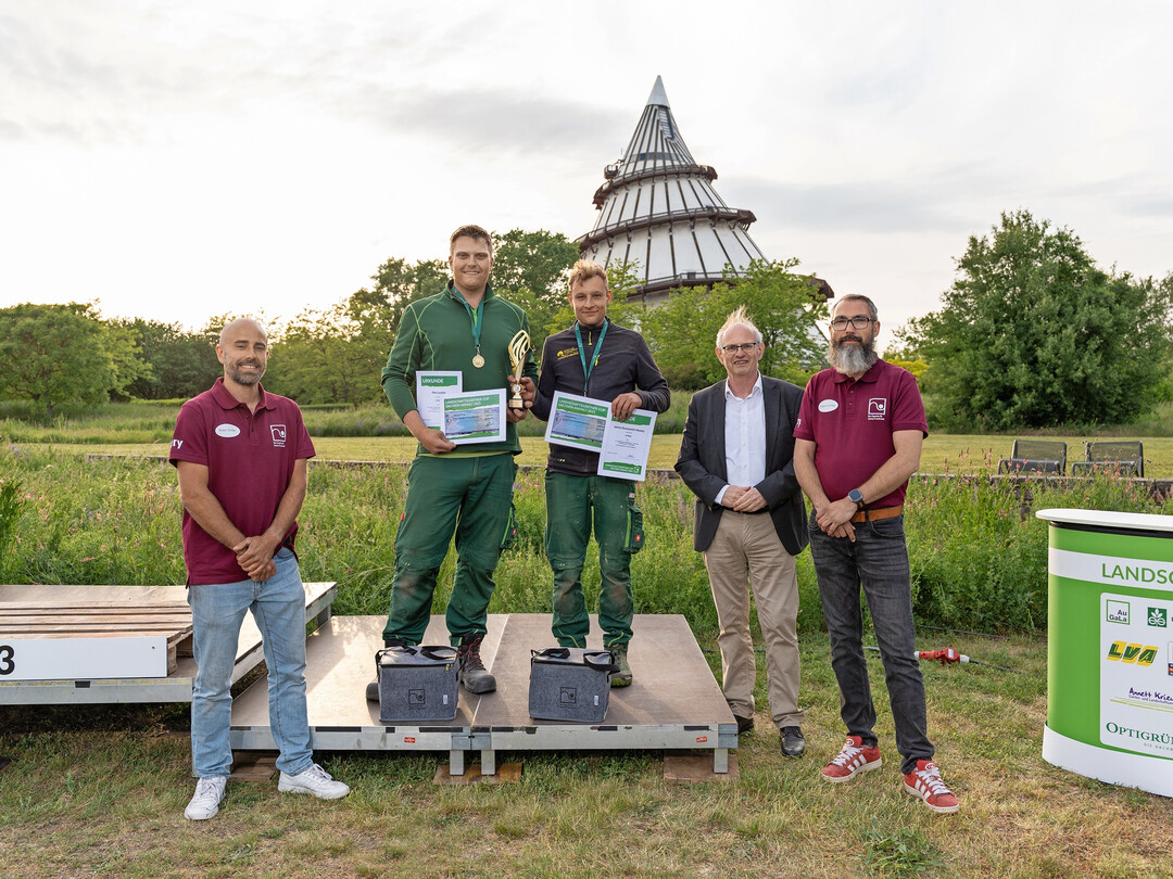 Max Lenske und Janne Konstantin Nemitz mit Staatssekretr Gert Zender (2.v.r.) und den VGL-Vizeprsidenten Robin Elier (l.) und Hagen Lichey (r.)