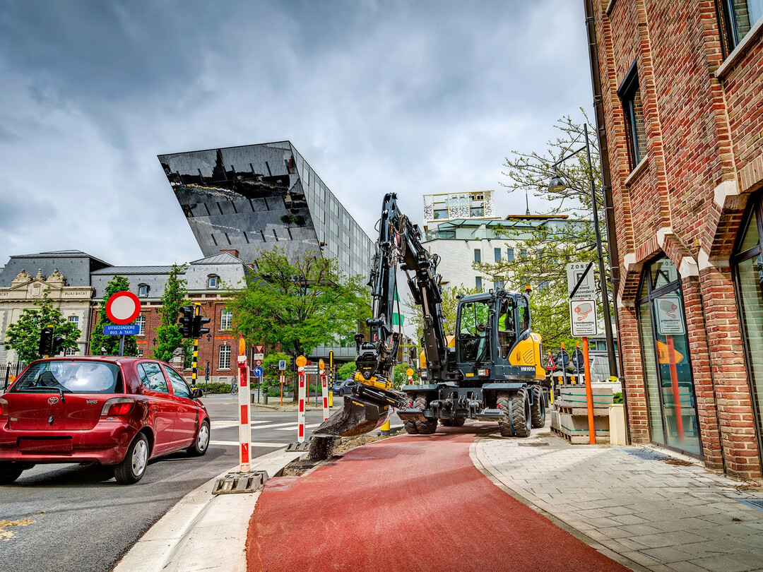Mobilbagger wie der Hyundai HW100A sind beweglich und leisten viel im Infrastrukturbau – noch schneller und präziser mit Tiltrotatoren.