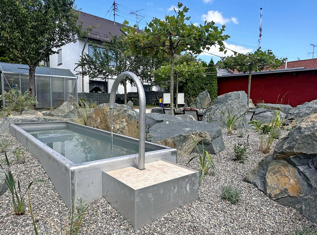 Das Becken ist etwa so groß wie eine Badewanne und damit auch für kleine Flächen geeignet.