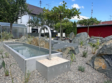 Das Becken ist etwa so gro wie eine Badewanne und damit auch fr kleine Flchen geeignet.