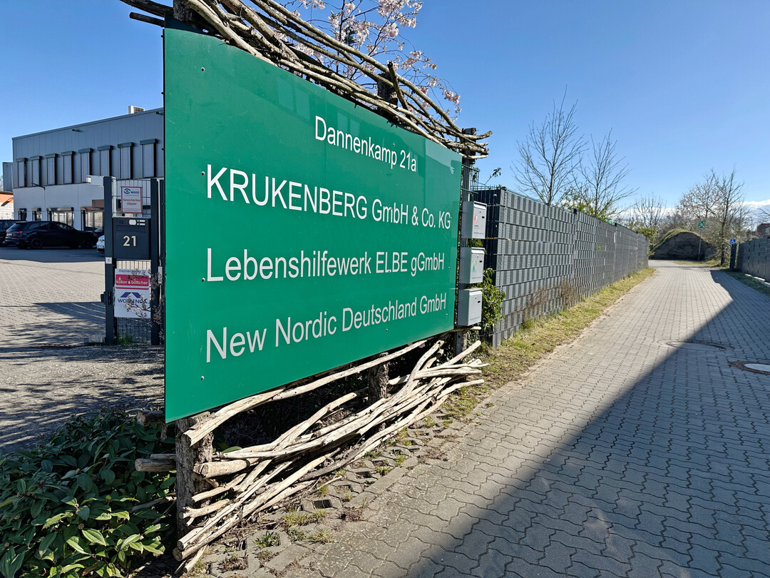 Zusammen mit anderen Unternehmen residiert die Firma im Schenefelder Gewerbegebiet.