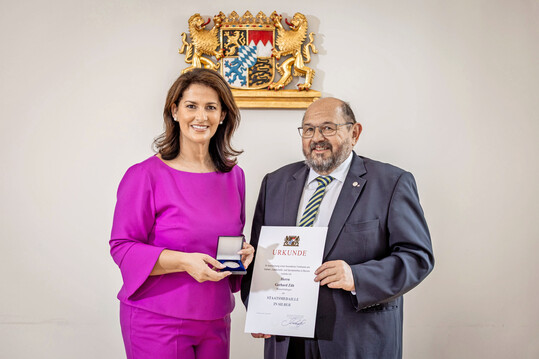 Die bayerische Landwirtschaftsministerin Michaela Kaniber bei der Auszeichnung von Gerhard Zh mit der Staatsmedaille in Silber